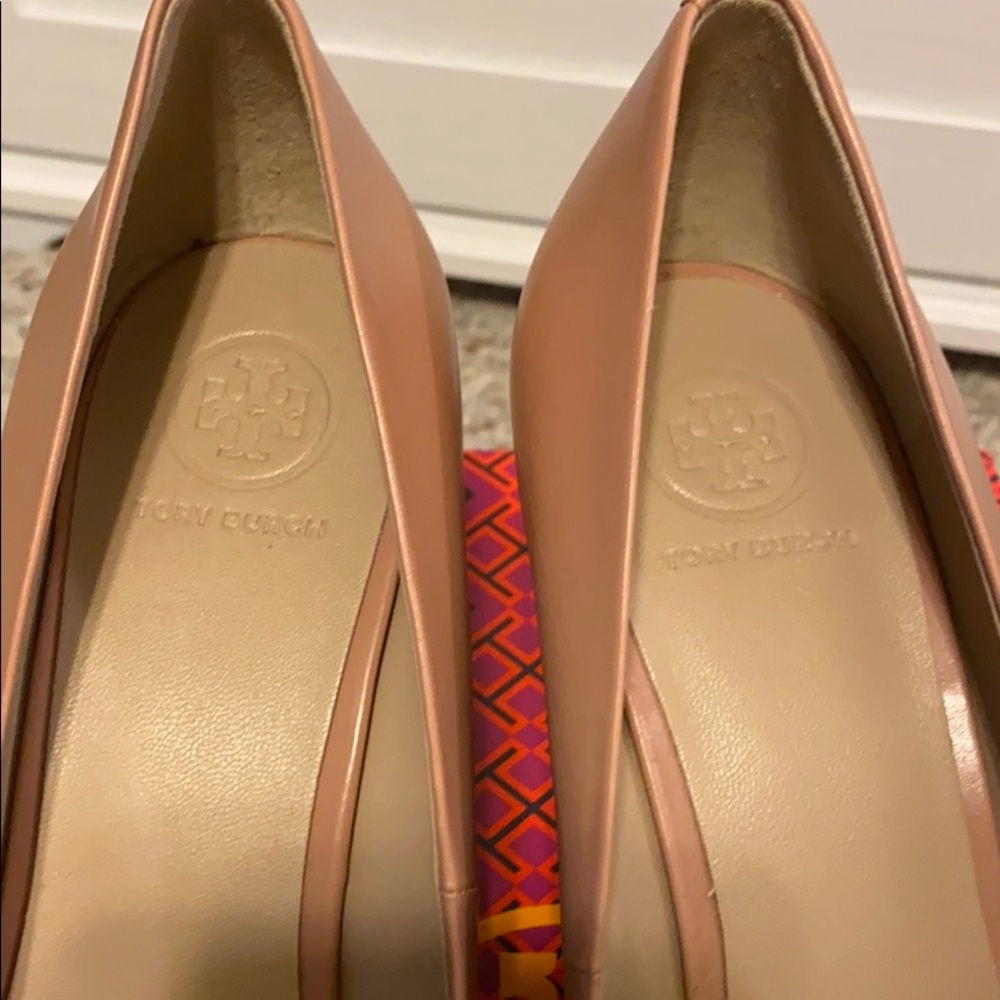 NWT Tory Burch Lowell Wedge in light oak. Sz 8 - Picture 4 of 5